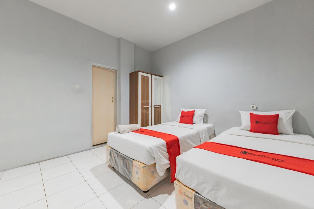 Hotel Reddoorz @ Pelajar Pejuang 3 Bandung Exterior foto